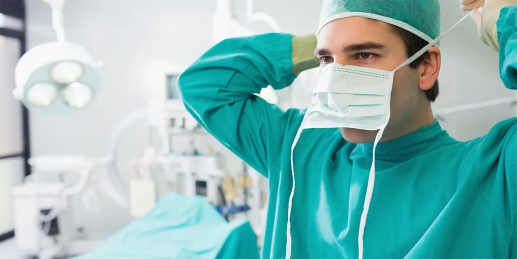 Pourquoi les chirurgiens portent-ils du vert en salle d'opération