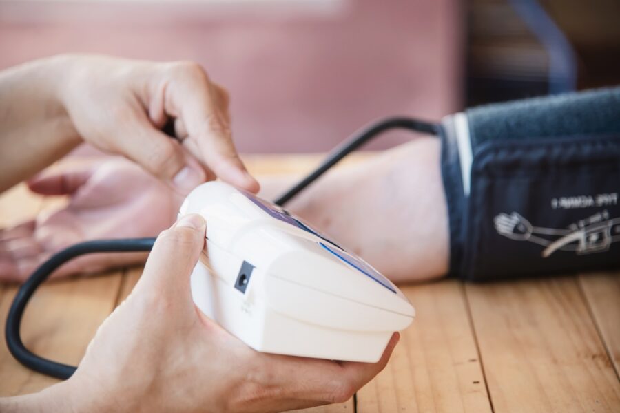 Tension artérielle : bien utiliser un tensiomètre connecté