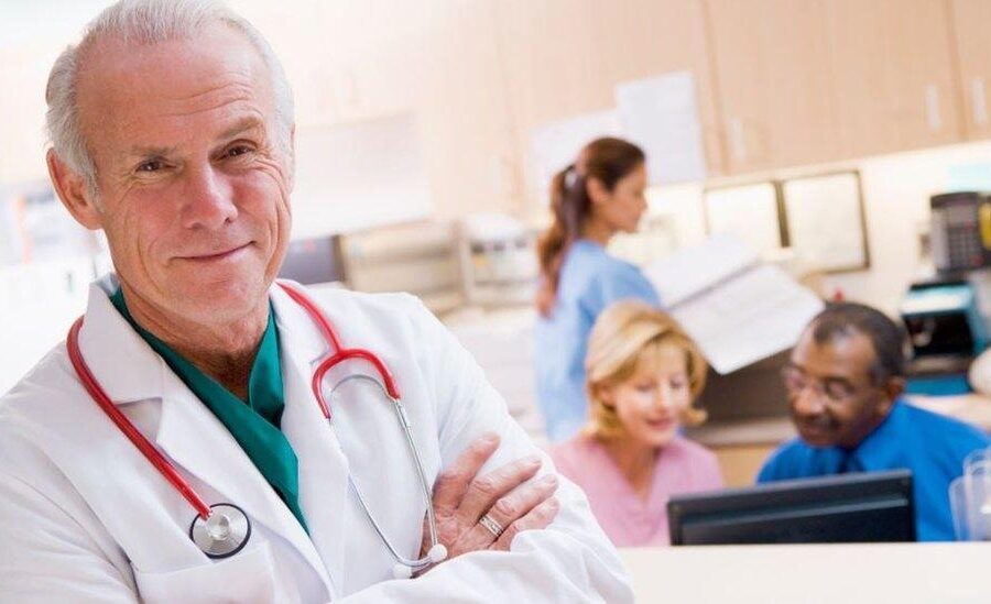 Cumul emploi retraite médecin 2026 : guide, plafond et règles