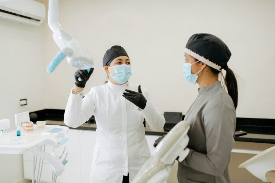 Coût des études de dentiste : frais, durée et solutions de financement