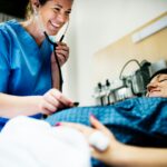 Reconversion sage femme : parcours possible et conseils concrets