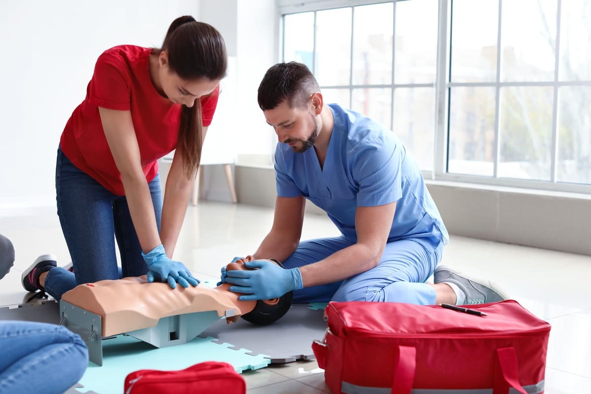 AFGSU : guide pratique pour réussir la certification et appliquer les gestes
