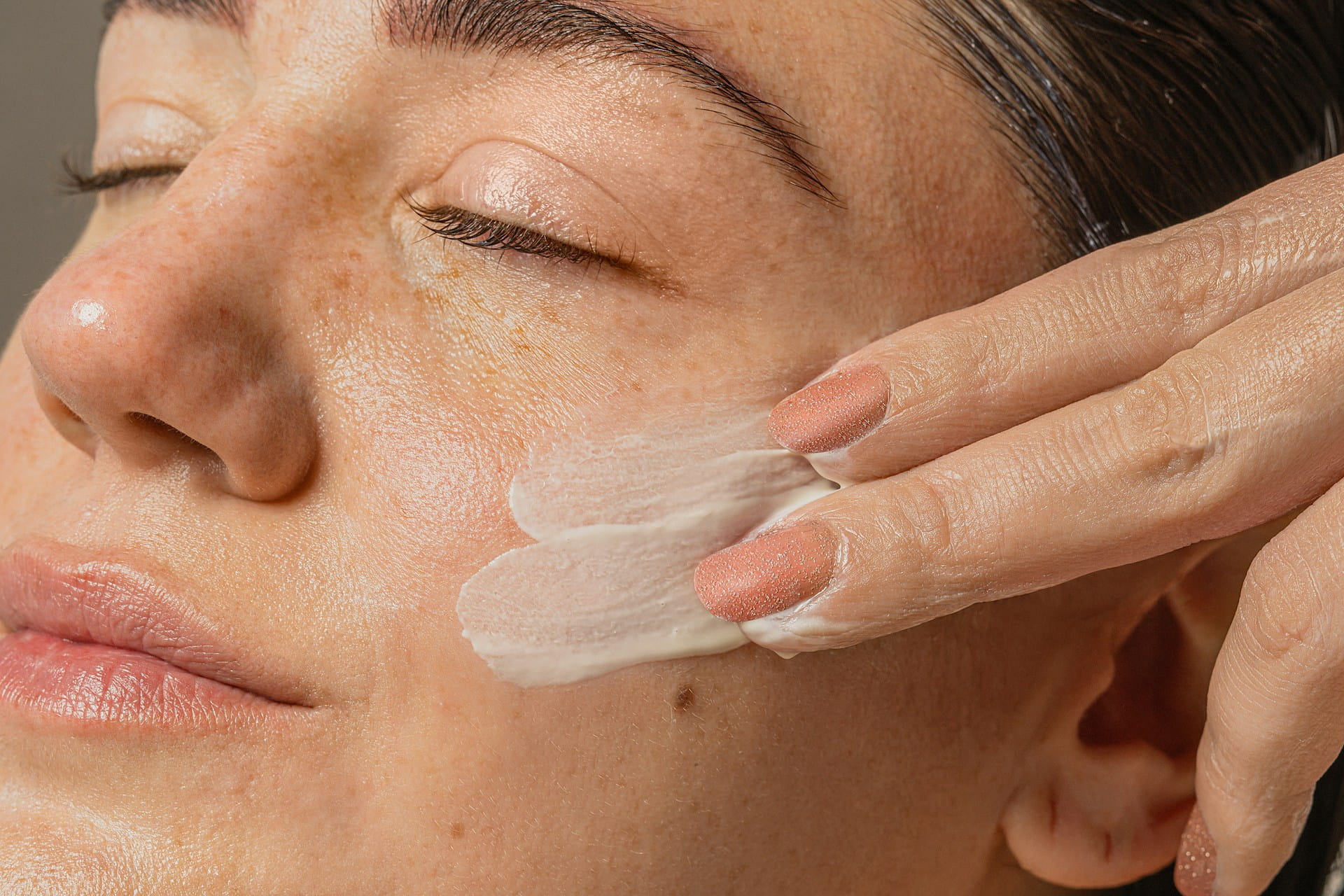 Comment l’acide hyaluronique transforme-t-il l’hydratation de votre visage ?