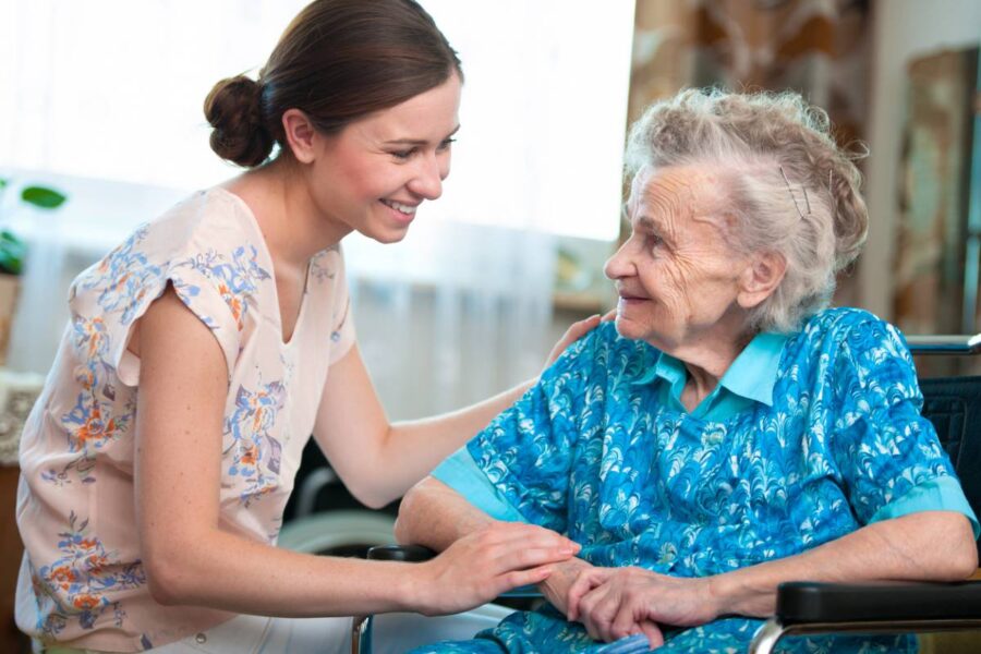 Comment bien choisir une aide à domicile pour senior à Champigny ?