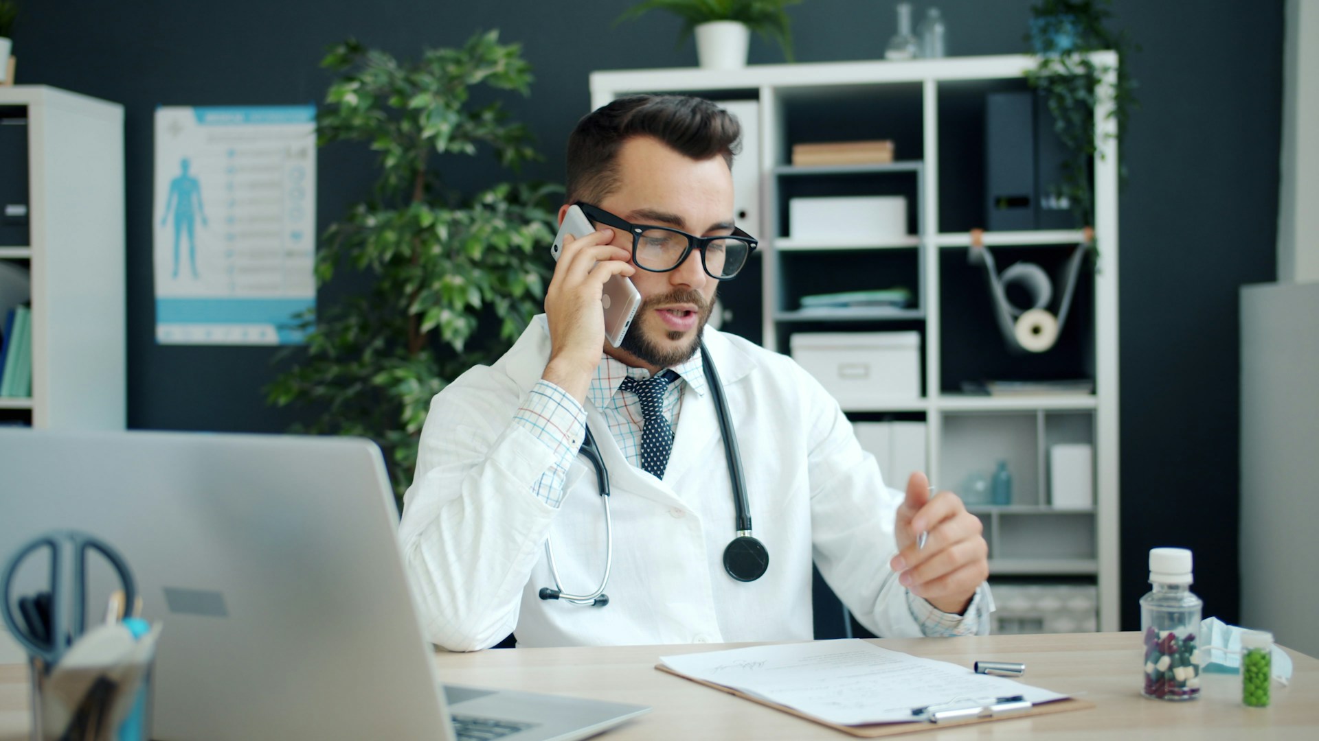 Médecins et paramédicaux libéraux : quel statut juridique et fiscal choisir ?