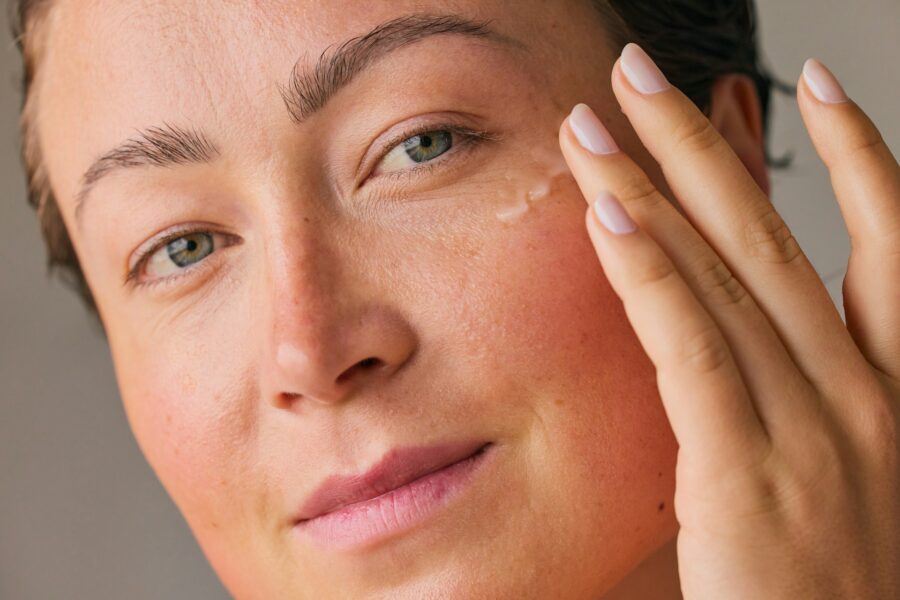 Rétinol ou peptides : quel anti-âge choisir selon sa tolérance ?
