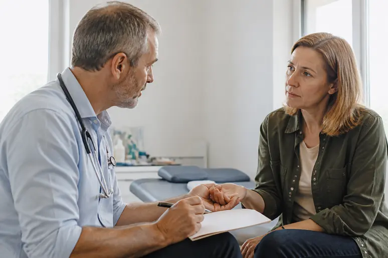 Un médecin français utilise le questionnaire dn4 pour évaluer une douleur potentiellement neuropathique