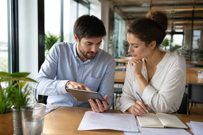Orthophonistes discutant de leur situation financière, impact sur le salaire orthophoniste.