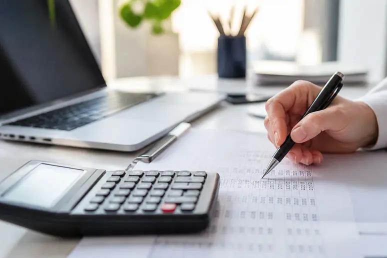 Calcul du BNC et PASS pour optimiser le salaire orthophoniste libéral.