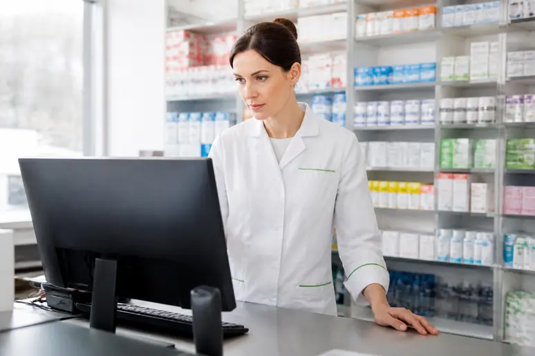 Pharmacien consultant une grille de salaire dans une pharmacie, évolution du salaire pharmacien officine.