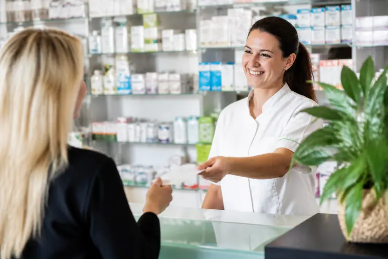 Salaire préparateur en pharmacie : technicien expérimenté offrant un service personnalisé en officine.