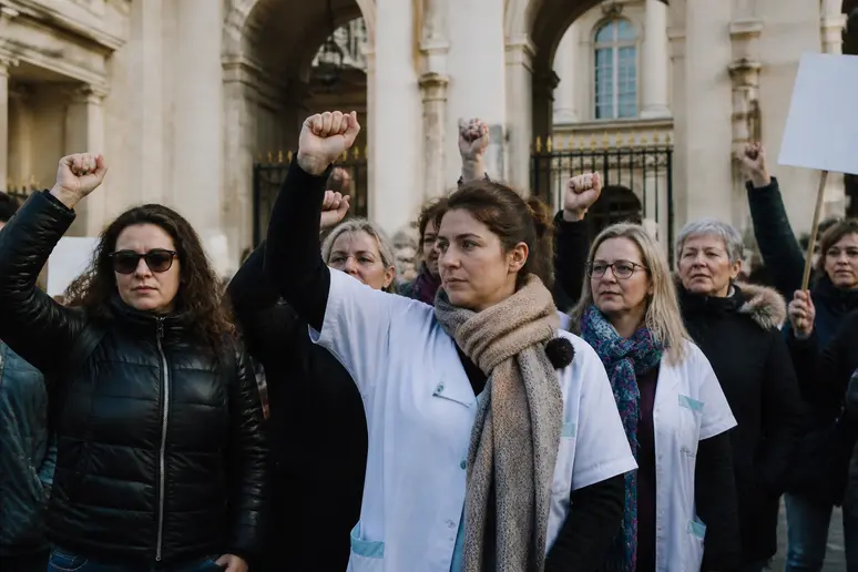 Manifestation de puéricultrices et agents publics pour les salaires en France en 2026.