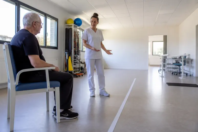 Réalisation du protocole du timed up and go test: démonstration par un professionnel de santé