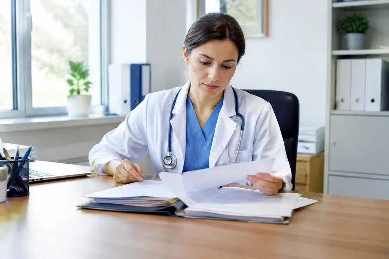 professionnel de sante consultant ageval connexion sur son poste de travail