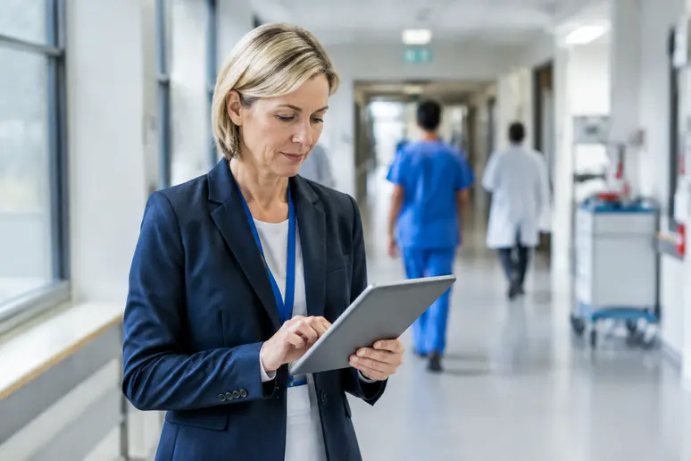 cadre de sante utilisant ageval connexion sur tablette en deplacement