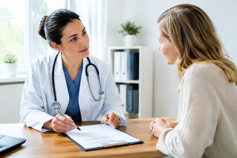 Échange entre un soignant et un patient lors de l'évaluation du score de douleur avec l'échelle eva