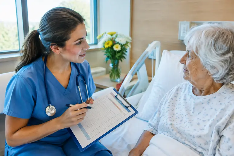 Évaluation du score de Barthel lors d'un entretien entre un soignant et un patient âgé