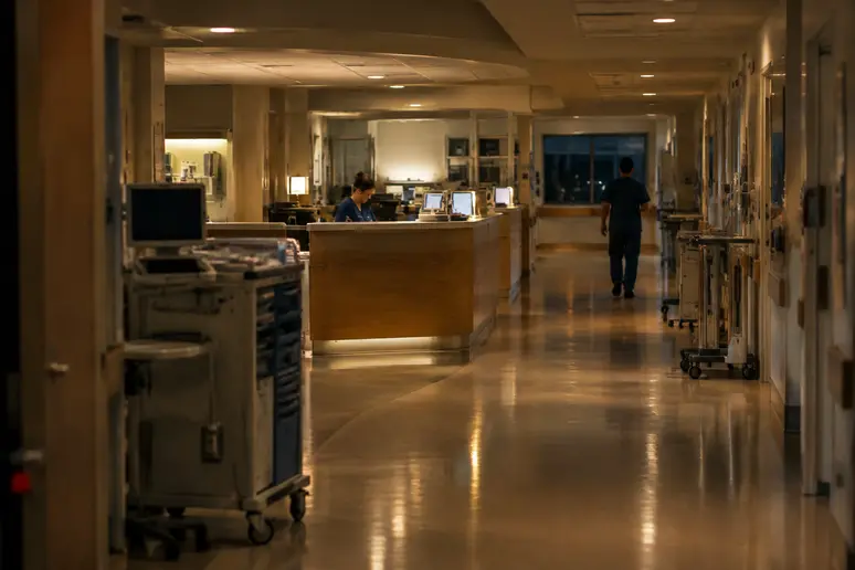 Couloir de service hospitalier assurant la permanence des soins et la continuité médicale