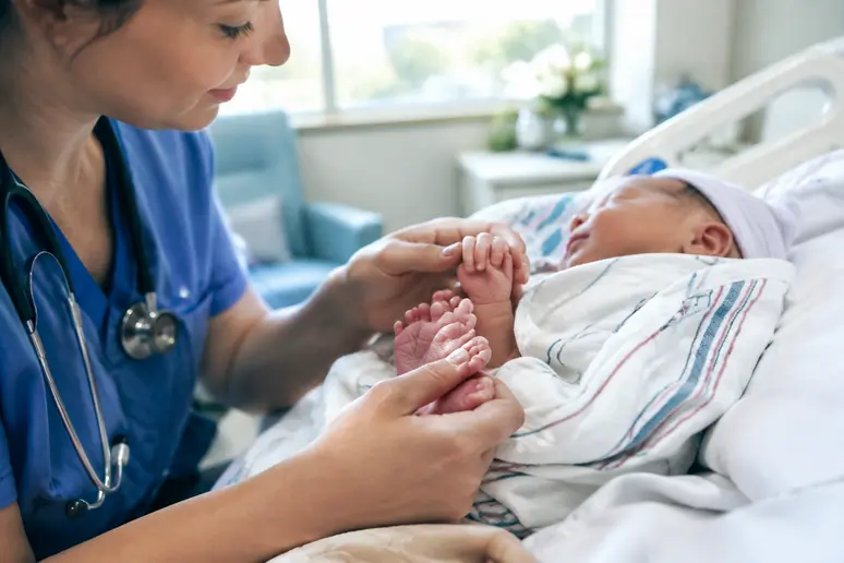 Examen clinique d'un nouveau-né pour évaluer son adaptation par le score d'apgar à la naissance