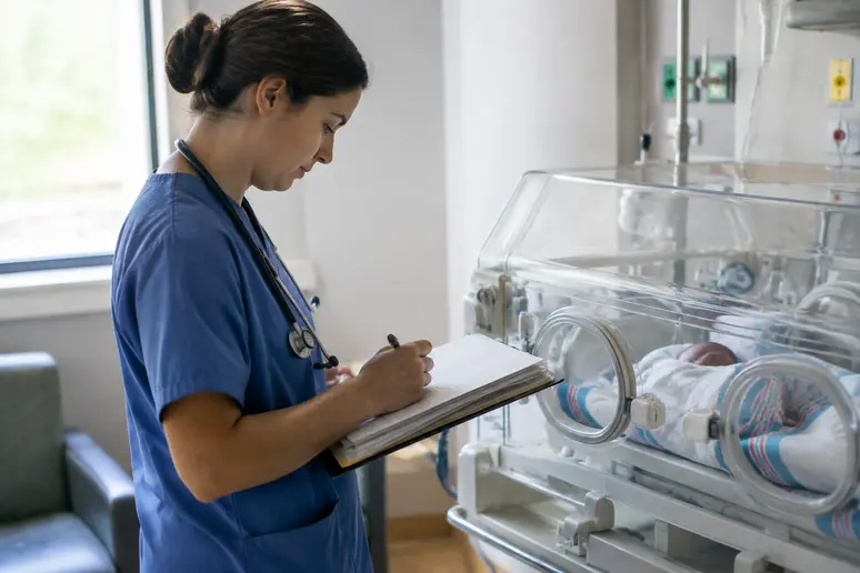Surveillance médicale du nouveau-né pour affiner la lecture du score d'apgar en maternité